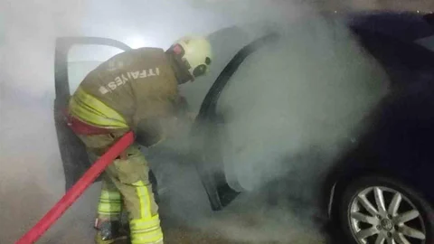 Arsuz'da Otomobil Yangını Kontrol Altına Alındı