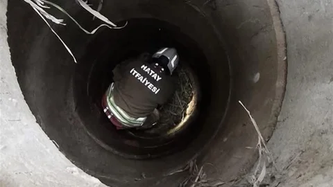 Antakya'da Kuyuya Düşen Köpek Kurtarıldı