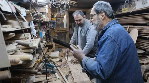 Baba ve Oğul Ahşap Ustalığını Sürdürüyor