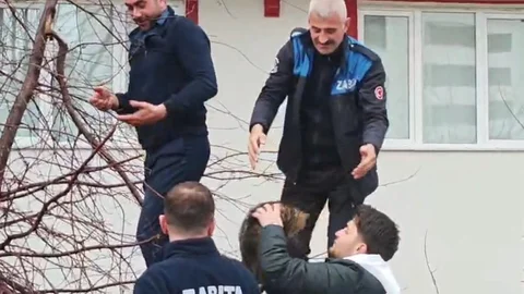 Erzurum'da Mahsur Kalan Kedi Kurtarıldı