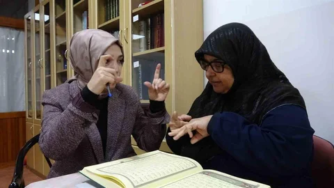 İşitme Engelli Kadınlar Kur'an Öğreniyor