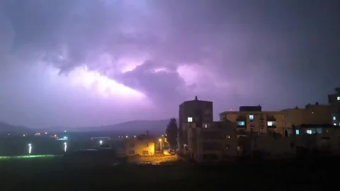 Gercüş'te Şimşekler Göz Kamaştırdı