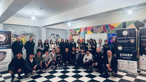 Polisten Öğrencilere Malzeme Desteği