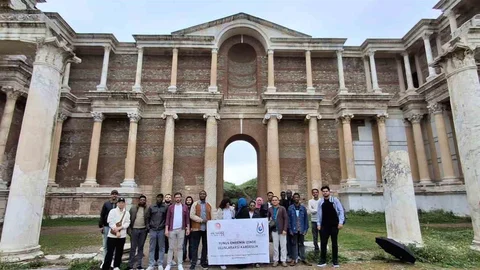 Uluslararası Öğrenciler Sardes Antik Kenti'ni Ziyaret Etti