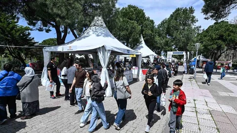 İzmir'de İZKİTAP Fuarı Coşkuyla Devam Ediyor