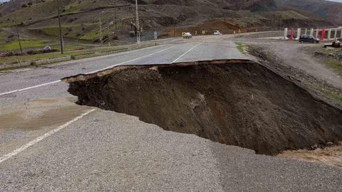 Siirt'te Yol Çöktü ve Heyelan Oldu