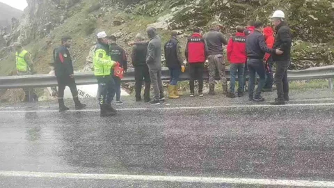 Tatvan'da Beton Mikseri Dereye Uçtu