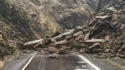 Şırnak'ta Heyelan Nedeniyle Yol Kapandı