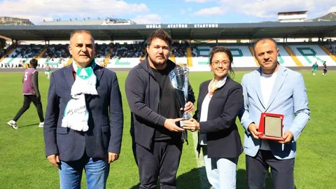 Muğlaspor Masa Tenisi Takımı Kupasını Kaldırdı