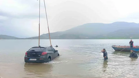 Siirt'te Baraj Gölüne Düşen Otomobil