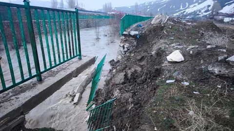 Yüksekova’da İstinat Duvarı Çöktü