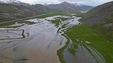 Bitlis'te Güzeldere Menderesleri Su Altında Kaldı