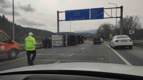 Bilecik'te Tır Devrildi