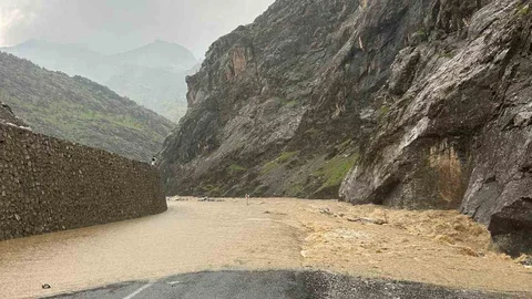 Hakkari'de Kara Yolunun Kapanması