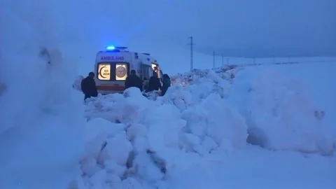 Ağrı'da Kar Yağışı Ambulansı Mahsur Bıraktı