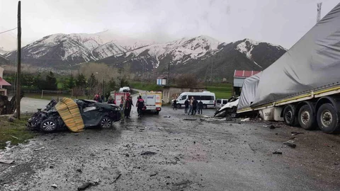 Tatvan'da Tır ve Otomobil Çarpıştı