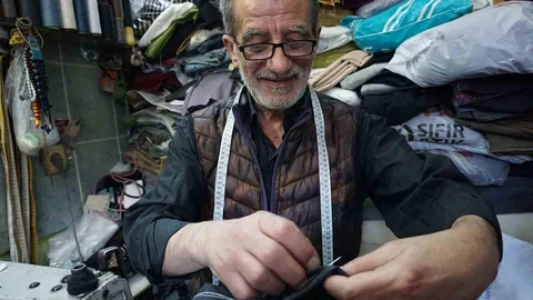 Yarım Asırlık Terzi İzmir'de Zanaatini Yaşatıyor