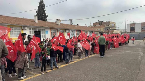 Öğrenciler Ceylanpınar'da Okula Bayrakla Gitti