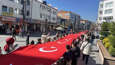 Bolu'da Öğrencilerle Bayrak Yürüyüşü