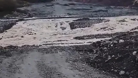 Elazığ'da Sel Nedeniyle Yol Kapatıldı