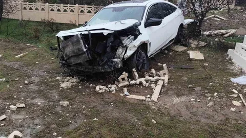 Elazığ'da Otomobil Mezarlığa Girdi