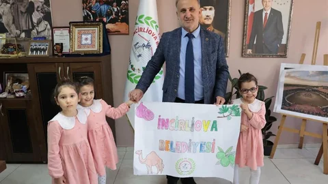 Minik Öğrencilerden Başkan Kaya'ya Hediye