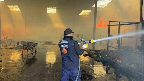 Afyonkarahisar'da Fabrika Yangını Kontrol Altına Alındı