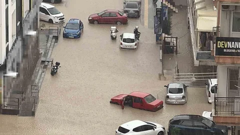 Mardin'de Motosikletli Yağmurda Mahsur Kaldı