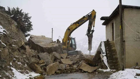 Gümüşhane'de Dağ Kayaları Ahıra Düştü