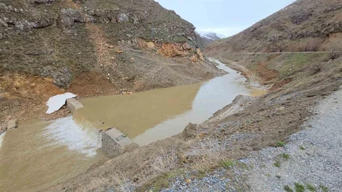 Bahçesaray'da Su Taşkını Tehlikesi Artıyor