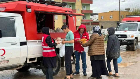 Kurtalan'da Sel Mağdurlarına Yardım Yapılıyor