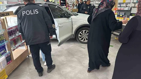 Kayseri'de Eczaneye Otomobil Girdi