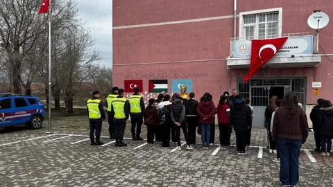 Kırşehir'de Öğrenciler Bayrakla Karşılandı