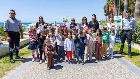 Manavgat'ta Minikler Sokak Hayvanları İçin Bir Araya Geldi