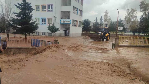 Mardin'de Sağanak Yağış Sonrası Tahliye İşlemi