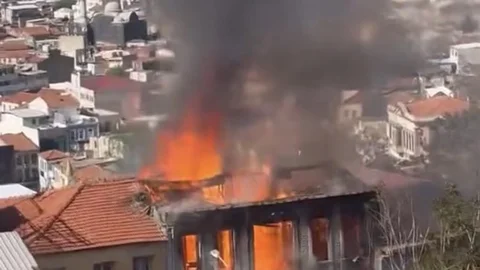 İzmir'de Metruk Bina Yangını