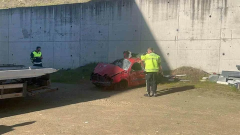 Düzce'de Otomobil Bahçeye Uçtu