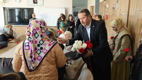 Öğretmenler 81 İl'de Bayrakla Ders Başladı