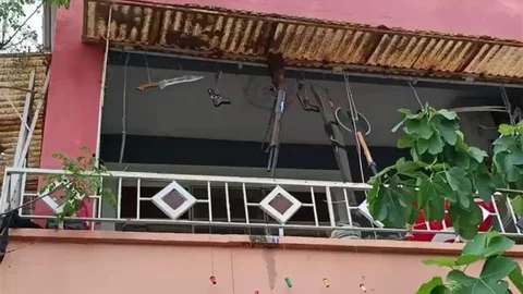 Balkonda Silah ve Baltalar Sergilendi