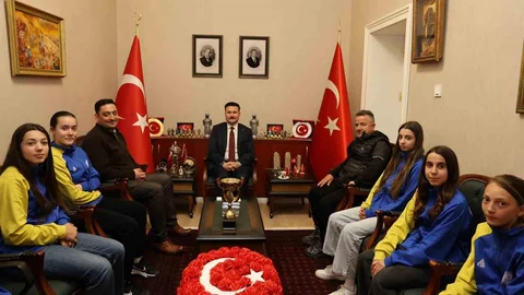 Gökçeada'nın Şampiyon Kızları Ağırladı