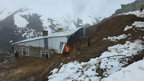Bahçesaray’da Heyelan Evde Hasara Yol Açtı
