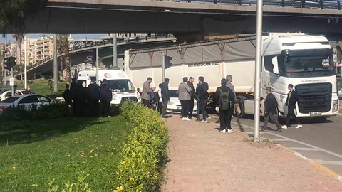 Otomobil Öğrencilere Çarptı, İki Yaralı Var