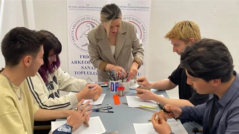 Kütahya'da Arkeolojik Çizim Atölyesi