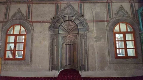 Yozgat'ta Tarihi Mihrapta Floresan Lamba Söküldü