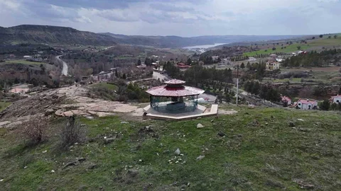 Hakim Tepede Ziyaretçileri Ağırlıyor