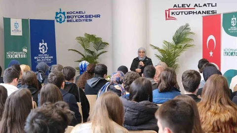 Kocaeli'de Öğrenciler Kitapla Şehri Geziyor