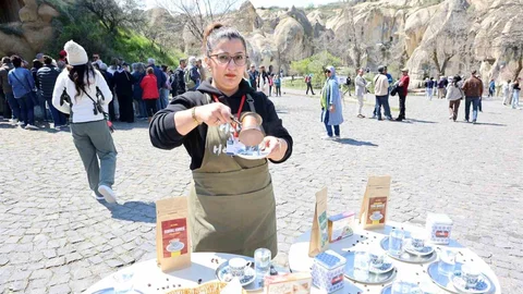 Kapadokya’da Turistlere İkramlar Yapıldı