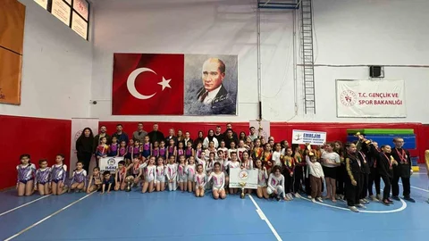 Minik Cimnastikçilerden Renkli Yarışma