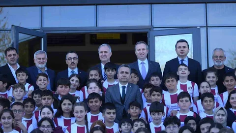 İnegöl'de Öğrencilere Forma Dağıtımı Yapıldı