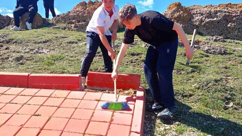 Kütahya'da Öğrencilerden Örnek Davranış